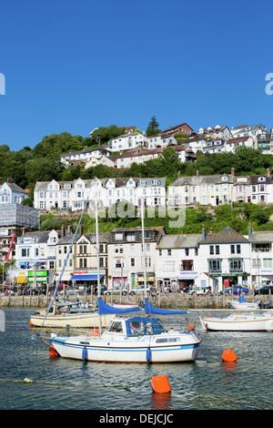 Yachten ankern im Hafen von Looe, Cornwall, Stockfoto