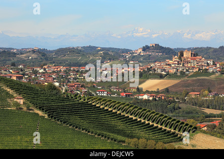 Aussicht auf Hügel mit grünen Weinbergen und kleinen Stadt Roddi auf Hintergrund im Piemont, Norditalien. Stockfoto