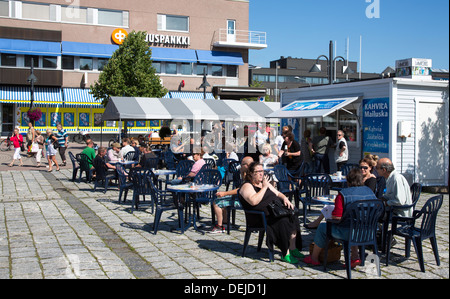 Straßencafé am Marktplatz Pieksämäki, Finnland Stockfoto