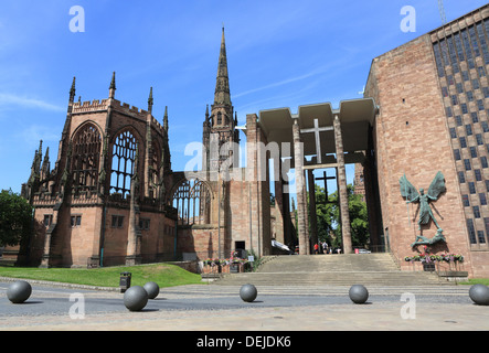 Coventry - die neue Kathedrale neben der alten Kathedrale Ruinen, blitzed durch die deutsche Luftwaffe im zweiten Weltkrieg im Jahre 1940 Stockfoto