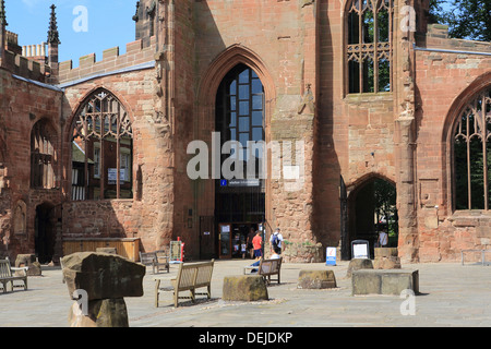 Eintritt in die gotische St.-Michaels-Turm und Turm, in den Ruinen der alten Kathedrale, Coventry, Warwickshire, England, UK Stockfoto