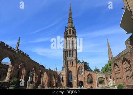 Die alte Kathedrale Ruinen mit Turm und der Turm in der Mitte, in der Stadt Coventry, Warwickshire, West Midlands St. Michael Stockfoto