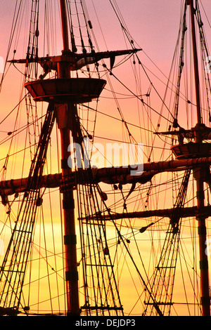 Pilgerväter Segeln Schiff Mayflower. Wiederaufbau in Plymouth, Cape Cod, Massachusetts, USA. Vordergrund und wichtigsten Mast rigging Stockfoto