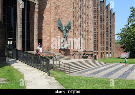 Die neue Kathedrale von Coventry an einem sonnigen, Sommertag in Warwickshire, West Midlands, England, UK Stockfoto