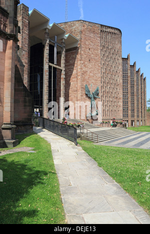 Die neue Kathedrale von Coventry an einem sonnigen, Sommertag in Warwickshire, West Midlands, England, UK Stockfoto