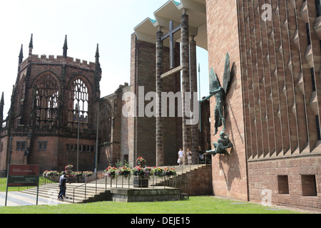 Coventry - die neue Kathedrale neben der alten Kathedrale Ruinen, blitzed durch die deutsche Luftwaffe im zweiten Weltkrieg im Jahre 1940 Stockfoto