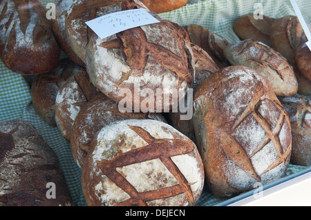 rustikale französische Handwerker Brot essen Marktstand, Normandie, Frankreich Stockfoto