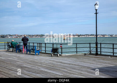 Southend auf Meer, Essex, England. 19. September 2013. Meeresangler Southend Pier Uhr Shell Fischer bei der Arbeit, auf hoher See Credit: Timothy Smith/Alamy Live News Stockfoto