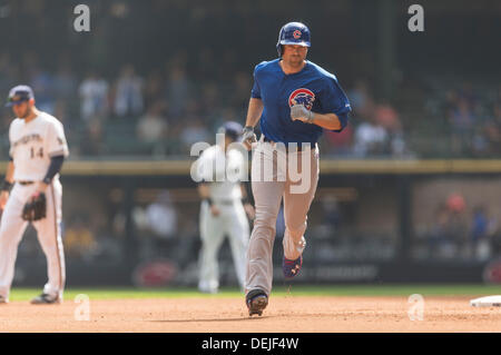 Milwaukee, Wisconsin, USA. 19. September 2013. 19. September 2013: Chicago Cubs Recht Fielder Nate Schierholtz #19 trifft ein zwei laufen Homer zu rechten Mittelfeld während der Major League Baseball Spiel zwischen den Milwaukee Brewers und den Chicago Cubs im Miller Park in Milwaukee, Wisconsin. Jungen führen die Brauer 3-0 im 3. Inning. John Fisher/CSM/Alamy Live-Nachrichten Stockfoto