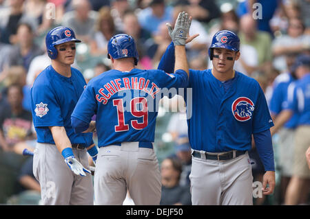 Milwaukee, Wisconsin, USA. 19. September 2013. 19. September 2013: Chicago Cubs Recht Fielder ist Nate Schierholtz #19 gratulierte zu Hause Platte von Chicago Cubs erster Basisspieler Anthony Rizzo #44 und Chicago Cubs Center Fielder Ryan Sweeney #6 nach der Kollision mit einem zwei laufen Homer während der Major League Baseball Spiel zwischen den Milwaukee Brewers und den Chicago Cubs im Miller Park in Milwaukee, Wisconsin. Jungen führen die Brauer 3-0 im 3. Inning. John Fisher/CSM/Alamy Live-Nachrichten Stockfoto
