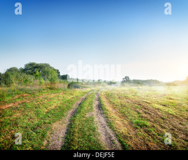 Nebel über der Straße bei Sonnenaufgang am Morgen Stockfoto