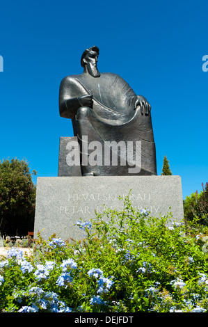 Statue, mittelalterlicher mediterranen Garten des Heiligen Laurentius Kloster, Stadt Sibenik, Region Dalmatien, Kroatien, Europa. Stockfoto