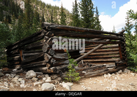 Eine verlassene Bergbau-Kabine auf dem Jeep Trail bis Grizzly Lake, Chaffee County, Colorado. Stockfoto