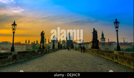 Blick über die Karlsbrücke bei Sonnenaufgang in Prag, Tschechische Republik Stockfoto