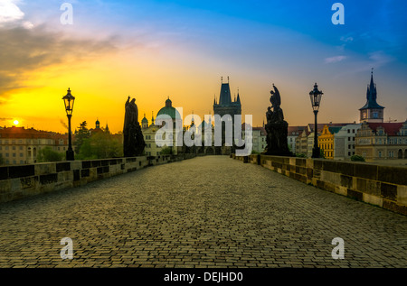 Blick über die Karlsbrücke bei Sonnenaufgang in Prag, Tschechische Republik Stockfoto