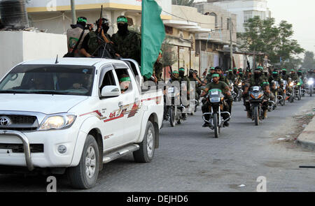 Rafah, Gaza-Streifen, Palästinensische Gebiete. 19. September 2013. Maskierte palästinensische Mitglieder der Ezz Al-Din Al Qassam-Miliz, der militärische Flügel der Hamas, hält ihre Waffen während eines Marsches in Rafah, südlichen Gazastreifen, Kredit-Donnerstag, 19. September 2013: Ramadan Elagha/APA Images/ZUMAPRESS.com/Alamy Live News Stockfoto