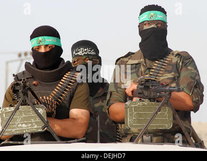 Rafah, Gaza-Streifen, Palästinensische Gebiete. 19. September 2013. Maskierte palästinensische Mitglieder der Ezz Al-Din Al Qassam-Miliz, der militärische Flügel der Hamas, hält ihre Waffen während eines Marsches in Rafah, südlichen Gazastreifen, Kredit-Donnerstag, 19. September 2013: Ramadan Elagha/APA Images/ZUMAPRESS.com/Alamy Live News Stockfoto