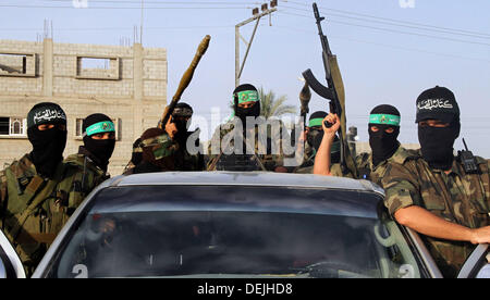 Rafah, Gaza-Streifen, Palästinensische Gebiete. 19. September 2013. Maskierte palästinensische Mitglieder der Ezz Al-Din Al Qassam-Miliz, der militärische Flügel der Hamas, hält ihre Waffen während eines Marsches in Rafah, südlichen Gazastreifen, Kredit-Donnerstag, 19. September 2013: Ramadan Elagha/APA Images/ZUMAPRESS.com/Alamy Live News Stockfoto
