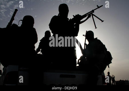 Rafah, Gaza-Streifen, Palästinensische Gebiete. 19. September 2013. Maskierte palästinensische Mitglieder der Ezz Al-Din Al Qassam-Miliz, der militärische Flügel der Hamas, hält ihre Waffen während eines Marsches in Rafah, südlichen Gazastreifen, Kredit-Donnerstag, 19. September 2013: Ramadan Elagha/APA Images/ZUMAPRESS.com/Alamy Live News Stockfoto