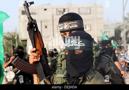 Rafah, Gaza-Streifen, Palästinensische Gebiete. 19. September 2013. Maskierte palästinensische Mitglieder der Ezz Al-Din Al Qassam-Miliz, der militärische Flügel der Hamas, hält ihre Waffen während eines Marsches in Rafah, südlichen Gazastreifen, Kredit-Donnerstag, 19. September 2013: Ramadan Elagha/APA Images/ZUMAPRESS.com/Alamy Live News Stockfoto