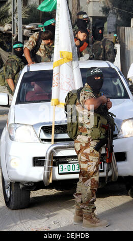 Rafah, Gaza-Streifen, Palästinensische Gebiete. 19. September 2013. Maskierte palästinensische Mitglieder der Ezz Al-Din Al Qassam-Miliz, der militärische Flügel der Hamas, hält ihre Waffen während eines Marsches in Rafah, südlichen Gazastreifen, Kredit-Donnerstag, 19. September 2013: Ramadan Elagha/APA Images/ZUMAPRESS.com/Alamy Live News Stockfoto