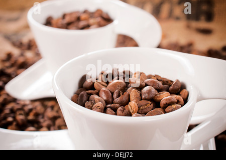 Selektiven Fokus auf die vorderen Kaffeebohnen im cup Stockfoto