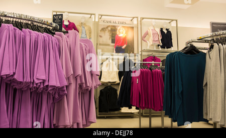 Damen Kleidung Display drin Marks & Spencer, England, UK Stockfoto