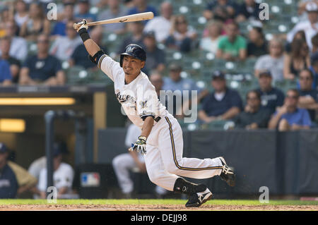 19. September 2013 - Milwaukee, Wisconsin, Vereinigte Staaten von Amerika - 19. September 2013: Milwaukee Brewers Recht Fielder Norichika Aoki #7 schwingen in einer Tonhöhe während der Major League Baseball Spiel zwischen den Milwaukee Brewers und den Chicago Cubs im Miller Park in Milwaukee, Wisconsin. Jungen führen die Brauer 5-1 im 9. Inning. John Fisher/CSM Stockfoto