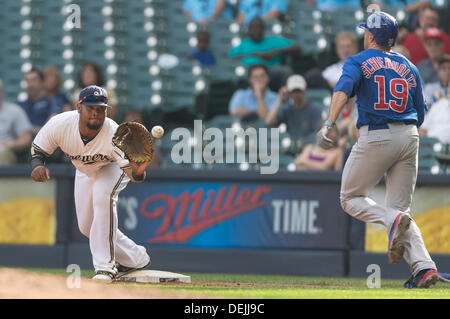 19. September 2013 - Milwaukee, Wisconsin, Vereinigte Staaten von Amerika - 19. September 2013: Milwaukee Brewers erster Basisspieler Juan Francisco #21 nimmt den Wurf am ersten Base schlagen die Läufer für den Out während der Major League Baseball Spiel zwischen den Milwaukee Brewers und den Chicago Cubs im Miller Park in Milwaukee, Wisconsin. Jungen führen die Brauer 5-1 im 9. Inning. John Fisher/CSM Stockfoto