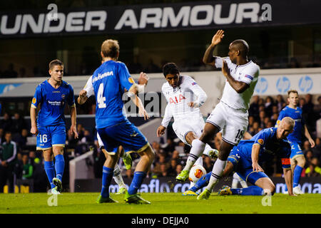 London, UK. 19. September 2013. Tottenham Mittelfeldspieler Paulinho schießt in der zweiten Hälfte des Fußball-UEFA Europa League Gruppe K zwischen Tottenham Hotspur und Tromsø IL an der White Hart Lane übereinstimmen. Bildnachweis: Aktion Plus Sport/Alamy Live-Nachrichten Stockfoto