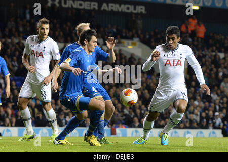 LONDON, ENGLAND - 19 September: Tottenham Paulinho während der UEFA Europa League Gruppe K Match zwischen Tottenham Hotspur aus England und Tromsø aus Norwegen spielte an der White Hart Lane Stadium am 19. September 2013 in London, England. (Foto von Mitchell Gunn/ESPA) Stockfoto