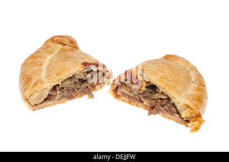 Cornish Pasty schneiden Sie in zwei Hälften, die mit Fleisch und Gemüse Füllung isoliert gegen weiß Stockfoto