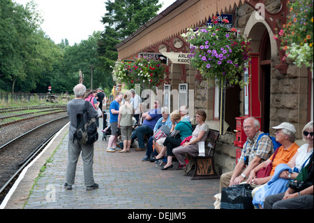 Passagiere warten am Bahnhof Highley auf die Severn Valley Railway Stockfoto