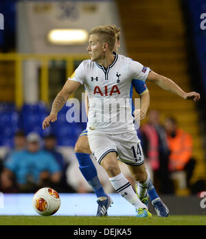 LONDON, ENGLAND - September 19: Tottenham Lewis Holtby während der UEFA Europa League Gruppe K Match zwischen Tottenham Hotspur aus England und Tromsø aus Norwegen spielte an der White Hart Lane Stadium am 19. September 2013 in London, England. (Foto von Mitchell Gunn/ESPA) Stockfoto