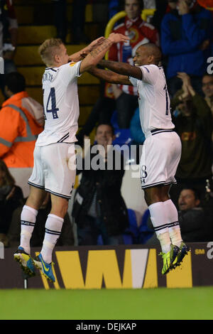 LONDON, ENGLAND - September 19: Tottenham Lewis Holtby und Tottenham Jermain Defoe feiern ein Tor in der UEFA Europa League Gruppe K Match zwischen Tottenham Hotspur aus England und Tromsø aus Norwegen spielte an der White Hart Lane Stadium, am 19. September 2013 in London, England. (Foto von Mitchell Gunn/ESPA) Stockfoto