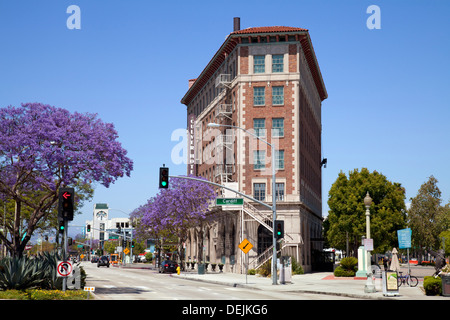 Culver Hotel und Jacaranda-Bäume in der Innenstadt von Culver City. Los Angeles, California Stockfoto