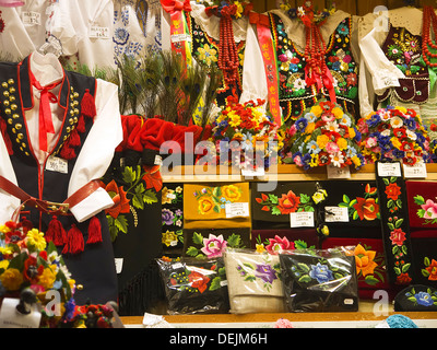 Artikel für den Verkauf in den Tuchhallen im Main Market Square von Krakau in Polen Stockfoto