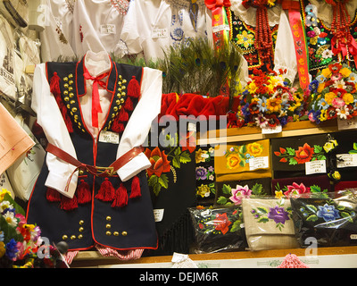 Artikel für den Verkauf in den Tuchhallen im Main Market Square von Krakau in Polen Stockfoto