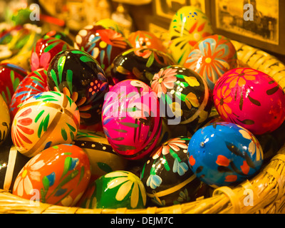 Artikel für den Verkauf in den Tuchhallen im Main Market Square von Krakau in Polen Stockfoto