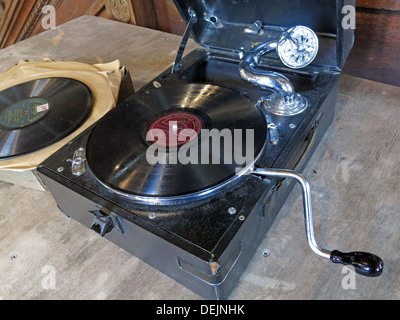 Portable Wind Up Grammophon Plattenspieler mit 78 u/min Vinyl Record, England, UK Stockfoto