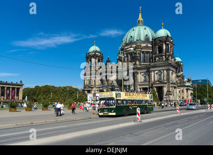 BERLIN - 07. SEPTEMBER: Tourist-Doppeldecker-Bus auf Hintergrund Berliner Dom, am 7. September 2013 in Berlin, Deutschland Stockfoto