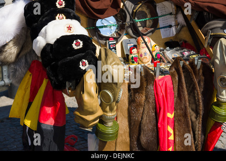 Handel mit waren mit verschiedenen militärischen Attributen der DDR und der Sowjetunion. Berlin Stockfoto