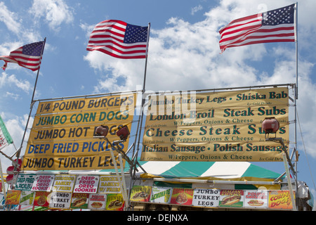 Zeichen und drei amerikanische Flaggen werben frittierte Speisen schnell zum Verkauf an der North Carolina Mountain State Fair in Fletcher, NC Stockfoto