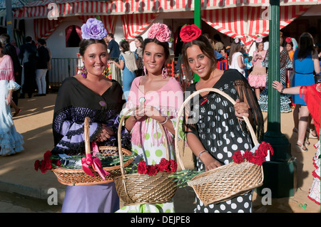 April Fair, junge Frauen tragen eine traditionelle Flamenco-Kleid, Sevilla, Region Andalusien, Spanien, Europa Stockfoto