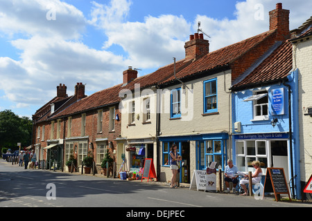 Geschäfte und Restaurants am Marktplatz, Burnham Market, Norfolk, England, Vereinigtes Königreich Stockfoto