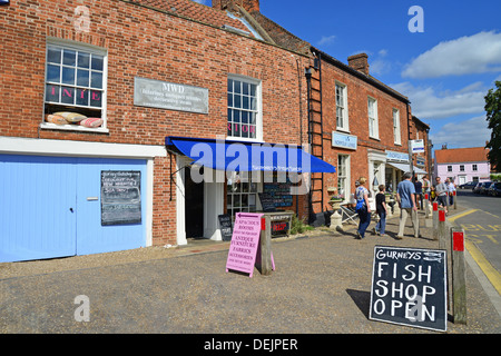 Geschäfte am Marktplatz, Burnham Market, Norfolk, England, Vereinigtes Königreich Stockfoto