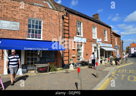 Geschäfte am Marktplatz, Burnham Market, Norfolk, England, Vereinigtes Königreich Stockfoto