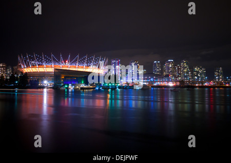 Eine Nacht, beleuchtete Ansicht des BC Place Stadium in Vancouver, British Columbia, Kanada. Stockfoto