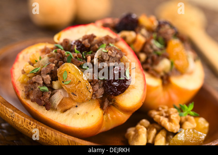 Bohnenkraut gebackene Apfel gefüllt mit Hackfleisch, Rosinen, Sultaninen, Zwiebel und Walnuss, bestreut mit frischer Thymian obenauf Stockfoto