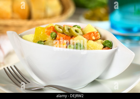 Vegetarische russischer Salat, auch als Salat Olivier, Kartoffeln, Karotten und Erbsen gemischt mit Mayonnaise gemacht Stockfoto